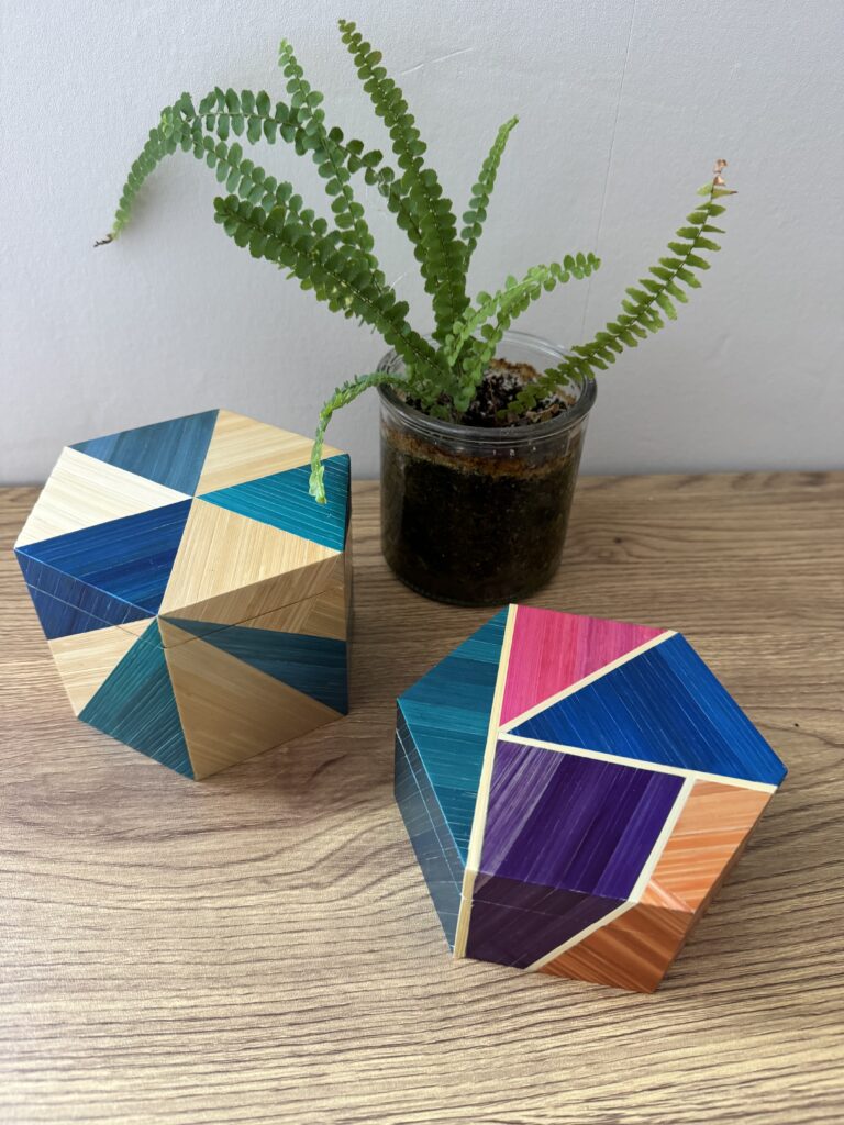 boites multicolor en marqueterie de paille