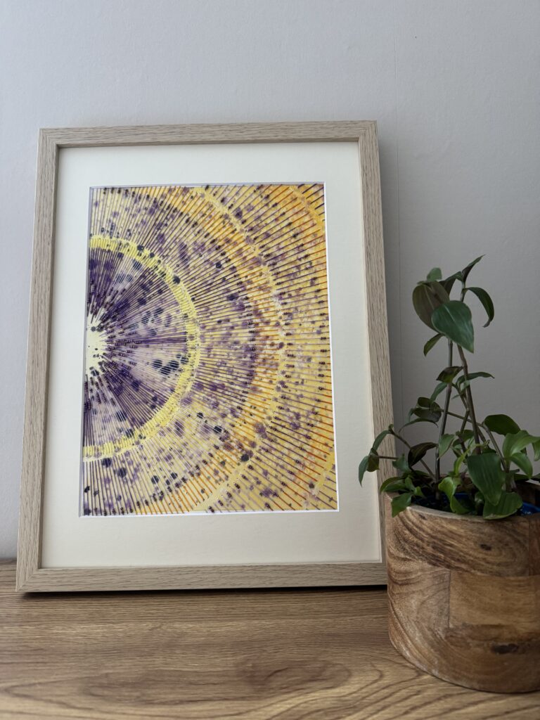 oeuvre d'aquarelle brodée en demi cercle violet et jaune