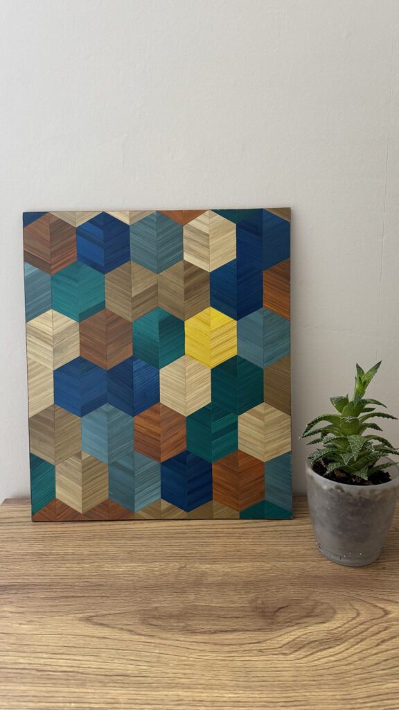 composition géométrique d'hexagones en marqueterie de paille