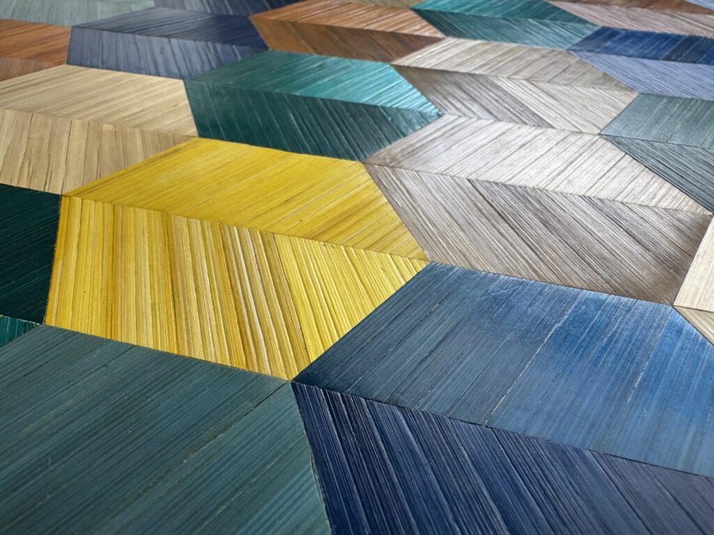 Composition en marqueterie de paille aux motifs géométriques.