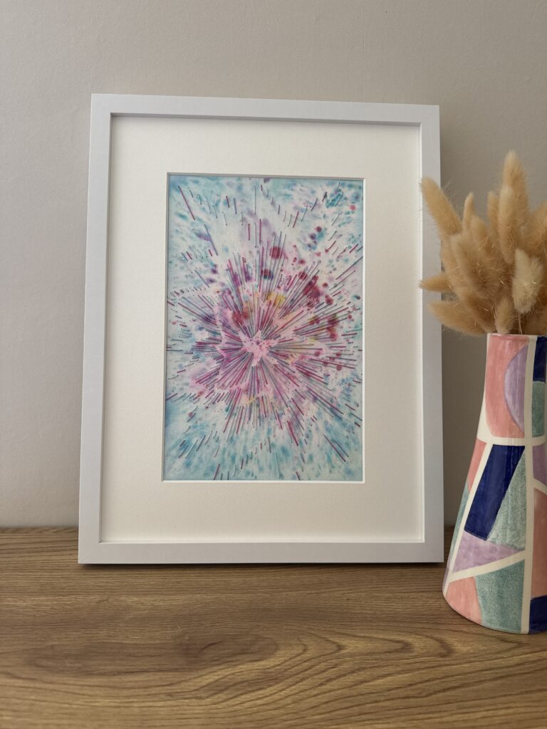 Tableau aquarelle brodée dans une palette bleue et rose