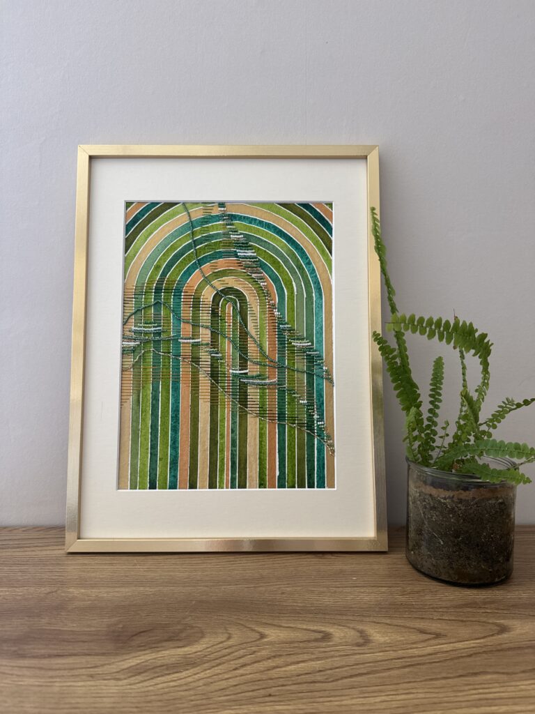 tableau d'aquarelle brodée en forme d'arches dans les tons verts et métalisés