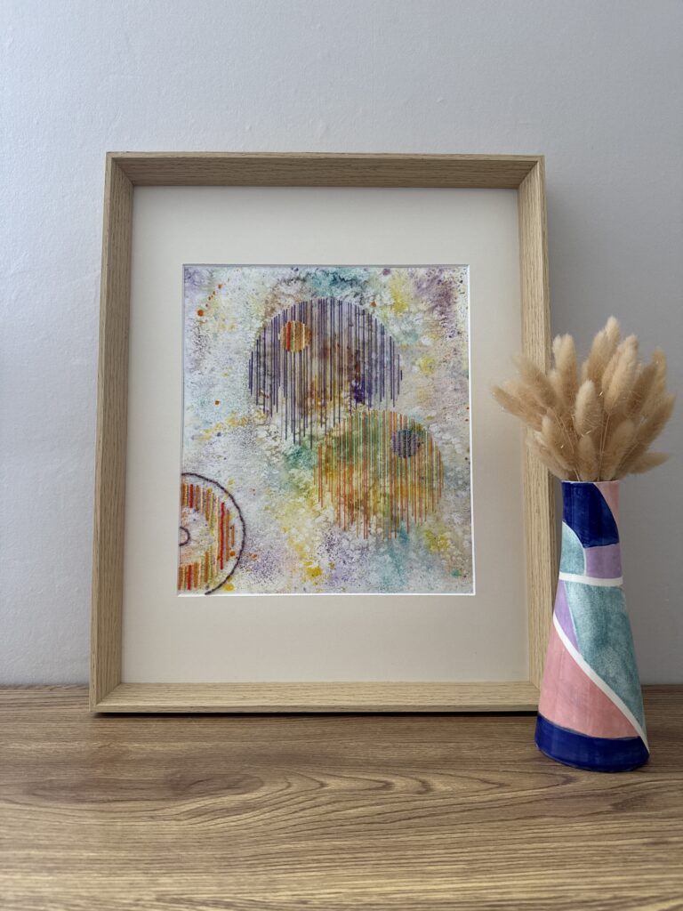 tableau en aquarelle brodée avec des fils de coton et des perles
