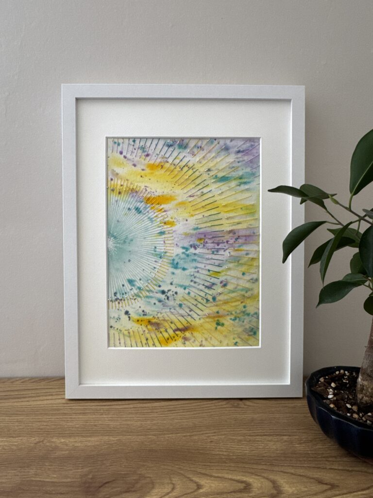 aquarelle brodée avec fils de coton et perles en demi cercle
