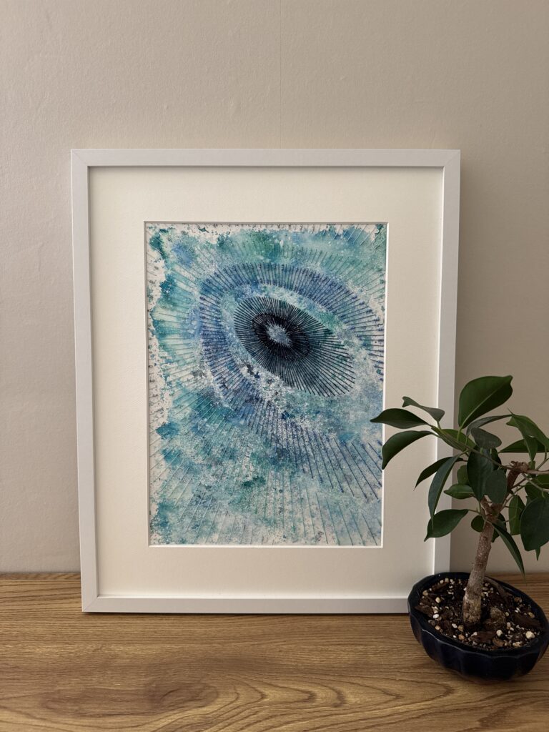 oeuvre en aquarelle brodée avec fils de coton et perles dans un dégradé de bleus