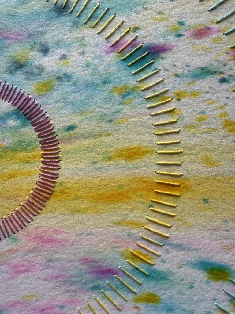 détail d'une querelle brodée en demi cercle