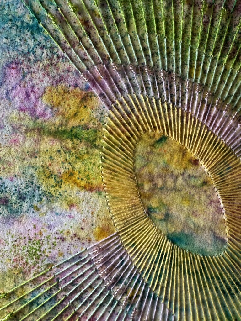 centre d'une aquarelle brodée dans les tons jaunes et verts
