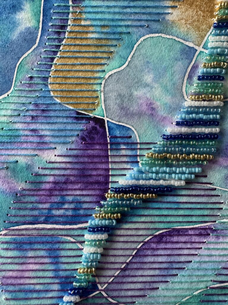 gros plan d'une aquarelle brodée de perles