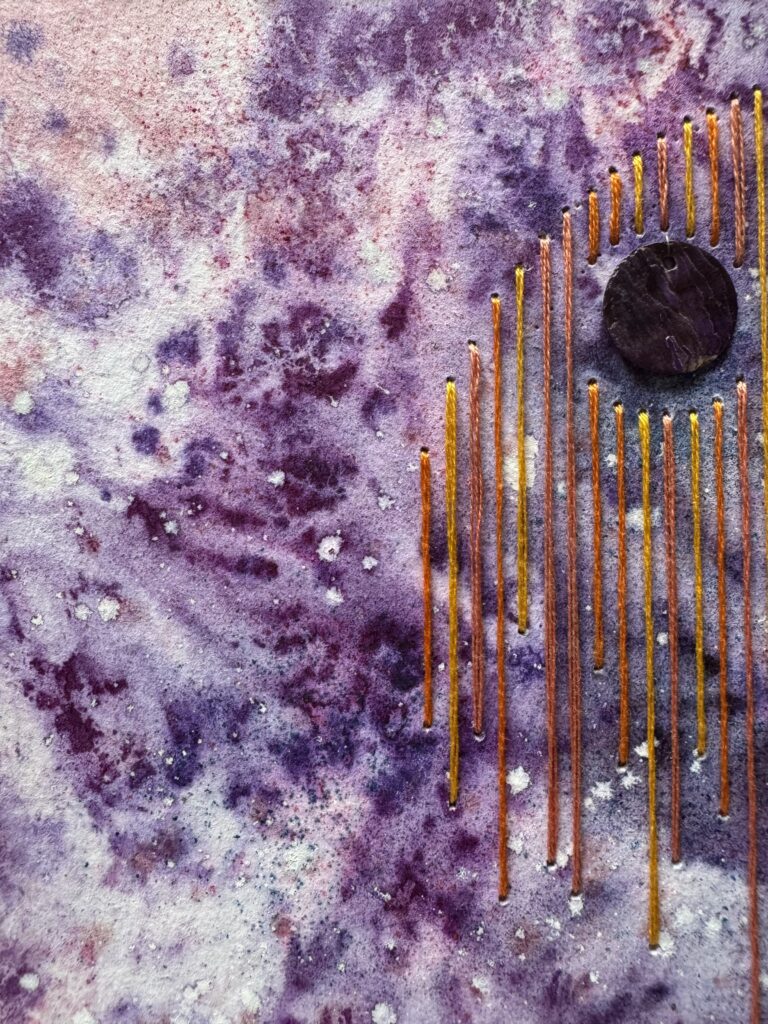 détail sur une aquarelle violette brodée de fils de coton oranges