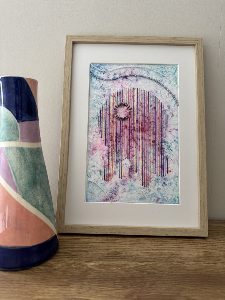 oeuvre d'aquarelle brodée dans les tons bleus et roses