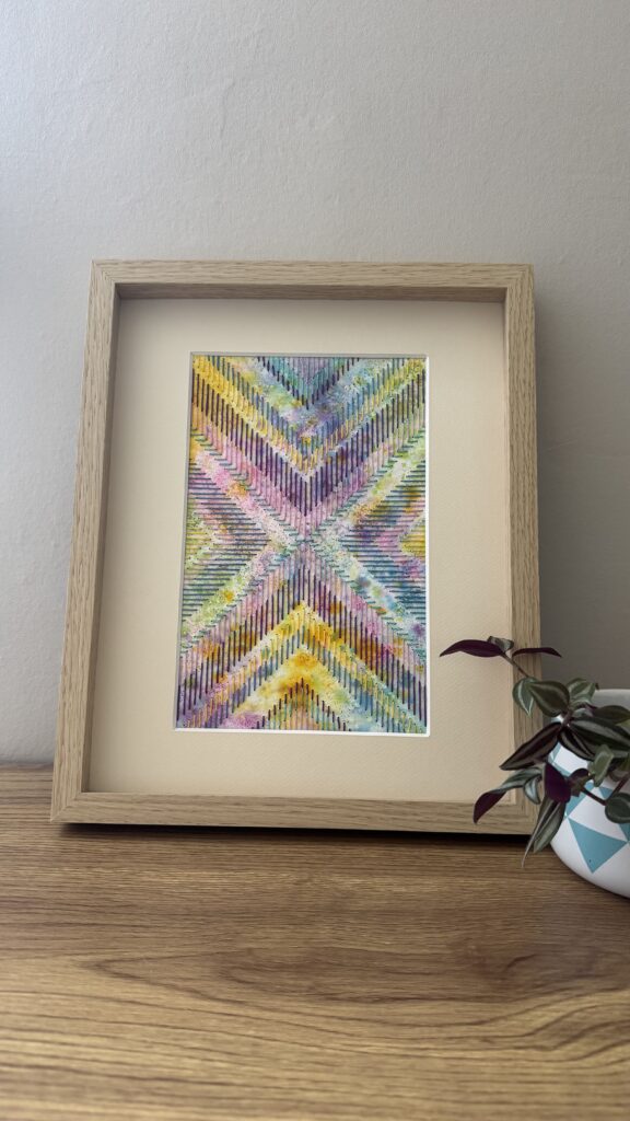 ableau d'aquarelle brodée avec des motifs géométriques