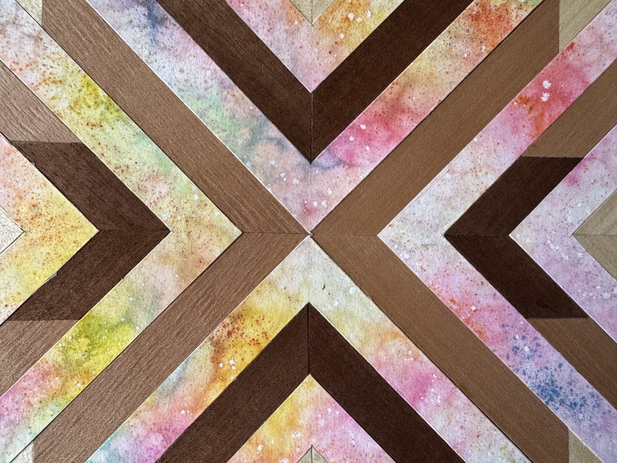 détails d'oeuvre mélangeant placage bois et aquarelle