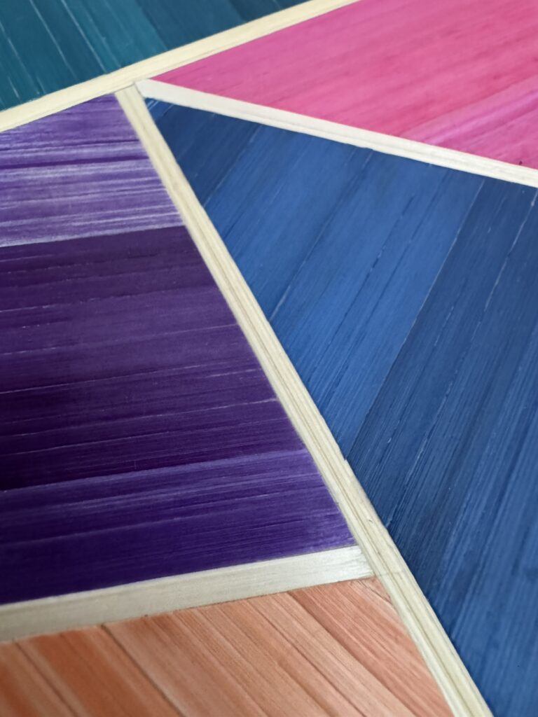 gros plan d'une boite colorée en marqueterie de paille